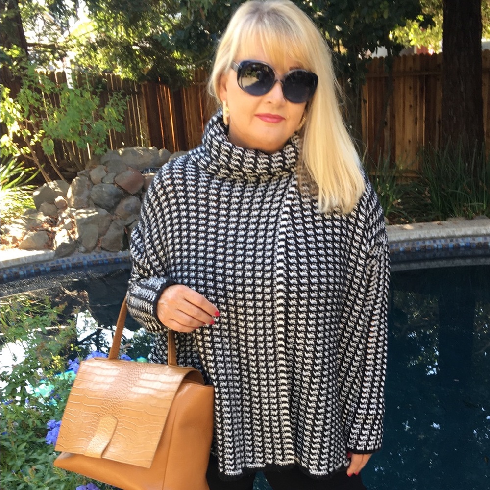 Black and white pullover acrylic sweater